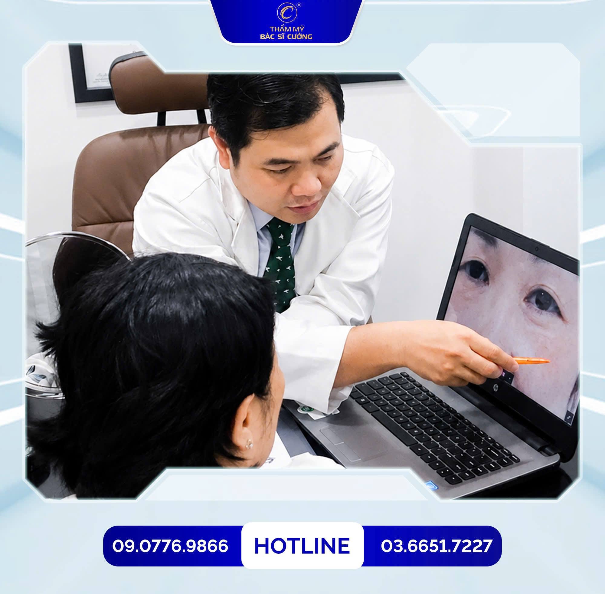 BS Cường thăm khám và tư vấn khách hàng