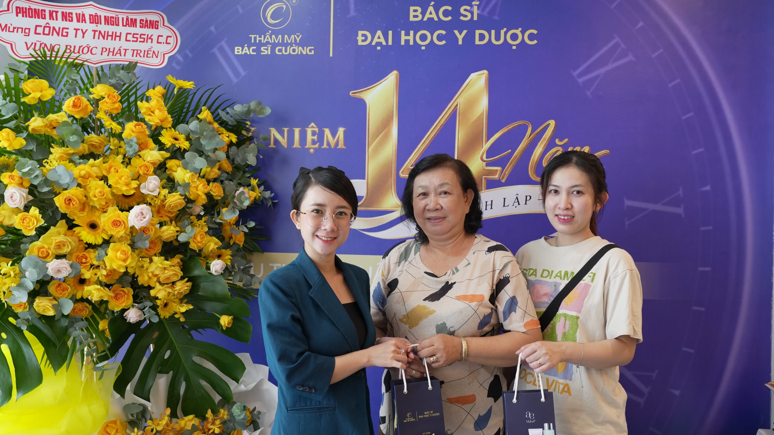 Tặng quà khách hàng Kỷ niệm 14 năm thành lập Thẩm mỹ Bác sĩ Cường