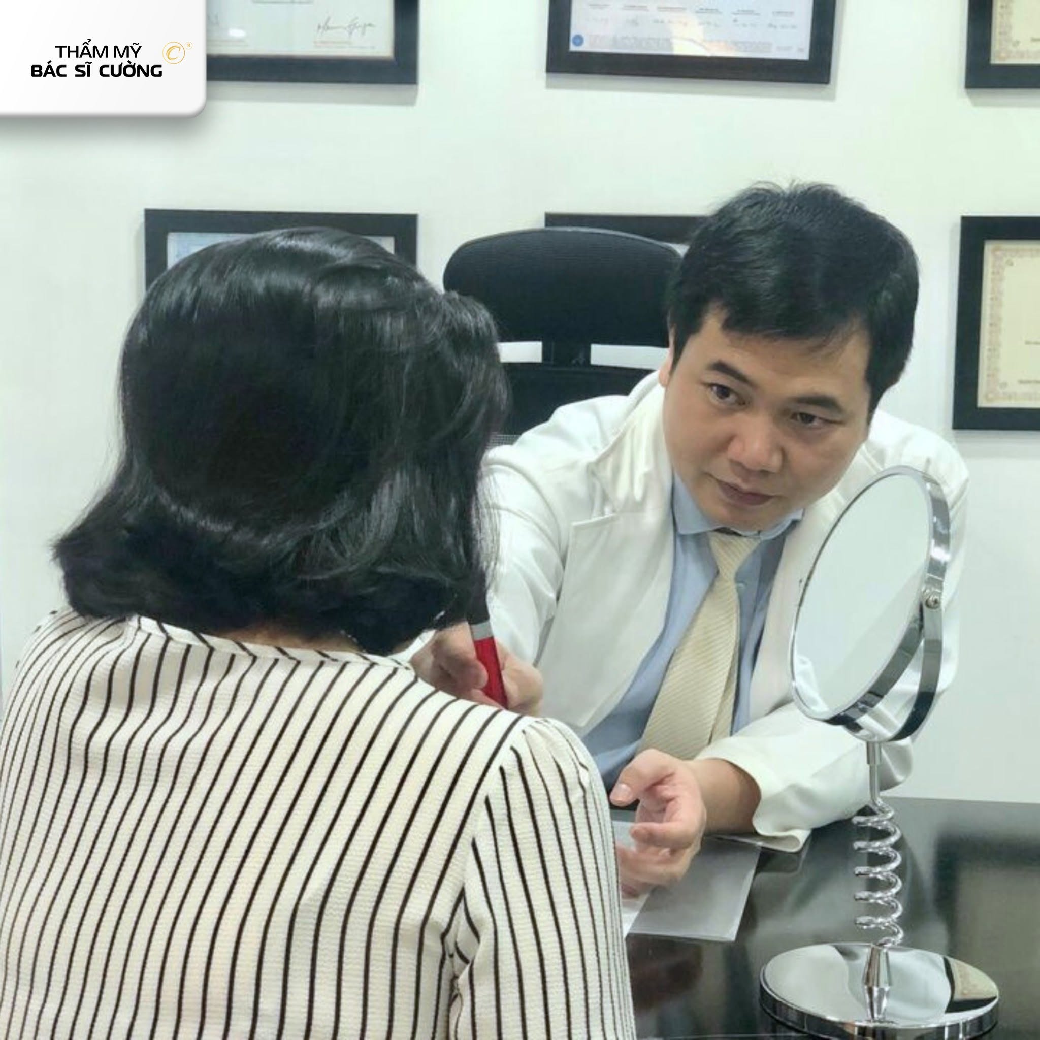 thăm khám trước khi cắt mí trung hoa